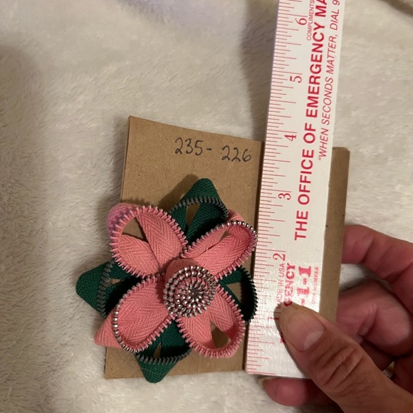 Flower zipper pin, Amish made, new on card - Picture 4 of 5